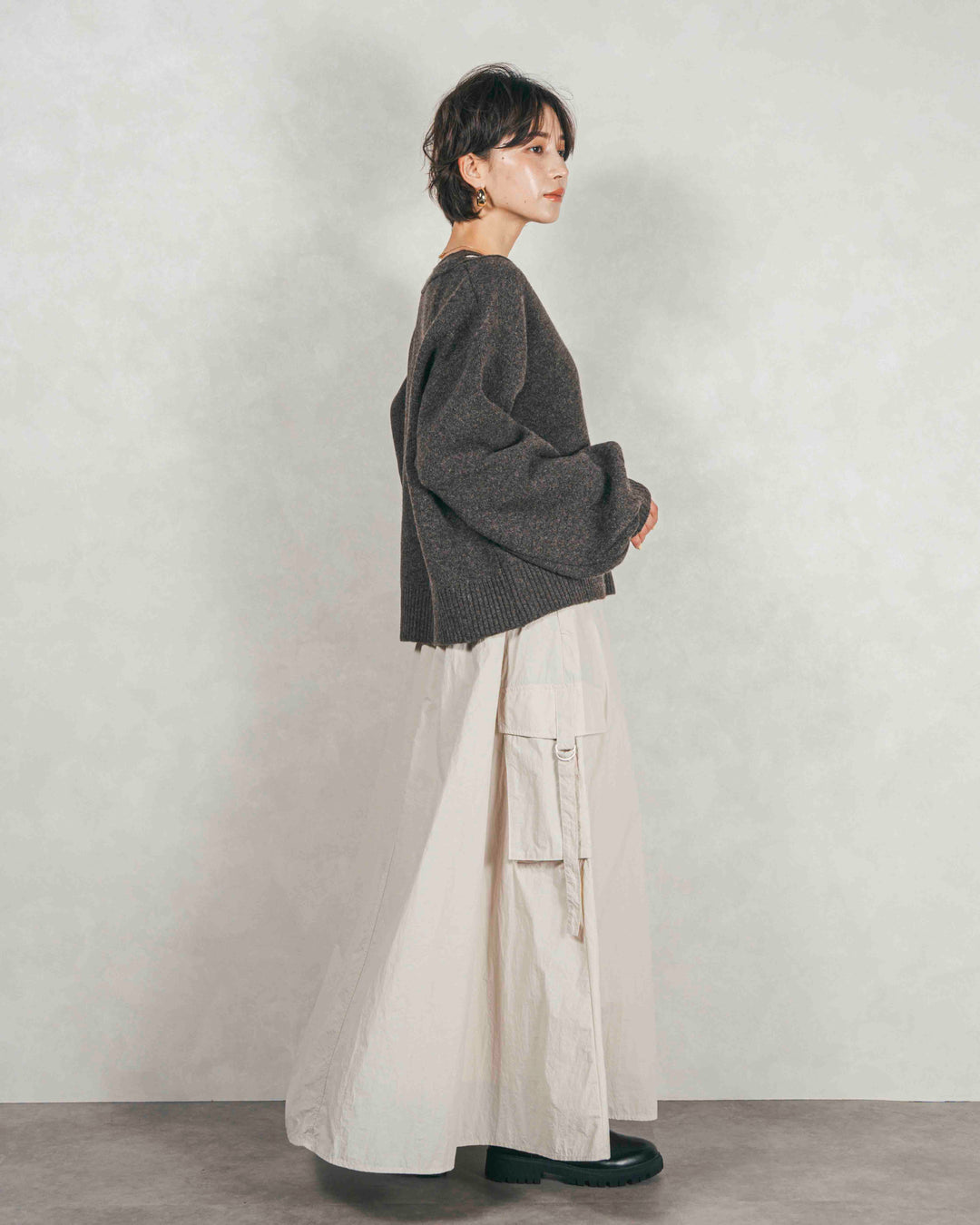 ［SET］メランジVネックニットレイヤードセット+ドローストリングナイロンカーゴスカート（2SET）