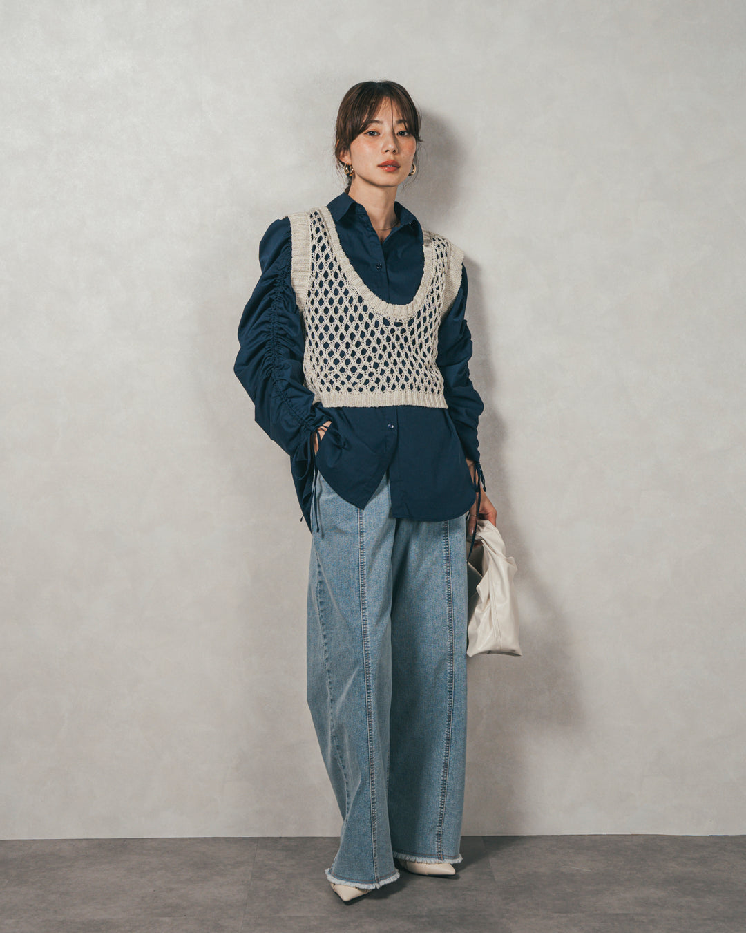 ［SET］ブロード袖ドロストデザインブラウス+2-Way Uネックメッシュニットベスト+センターシーム リラックスカラーデニム（3SET）