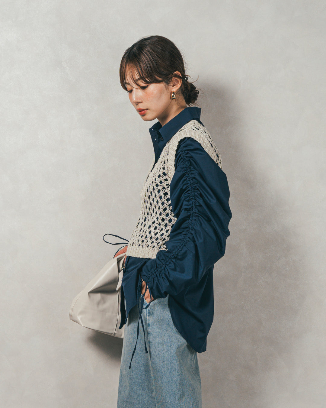 ［SET］ブロード袖ドロストデザインブラウス+2-Way Uネックメッシュニットベスト+センターシーム リラックスカラーデニム（3SET）