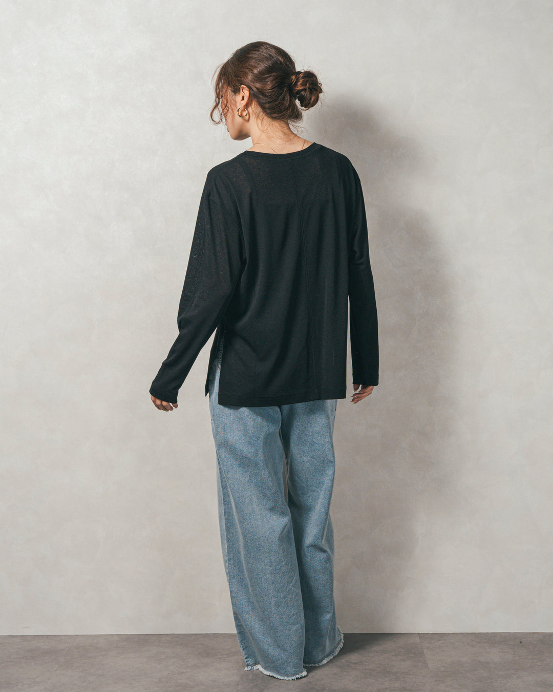 スラブシアークルーネックT (BLACK)