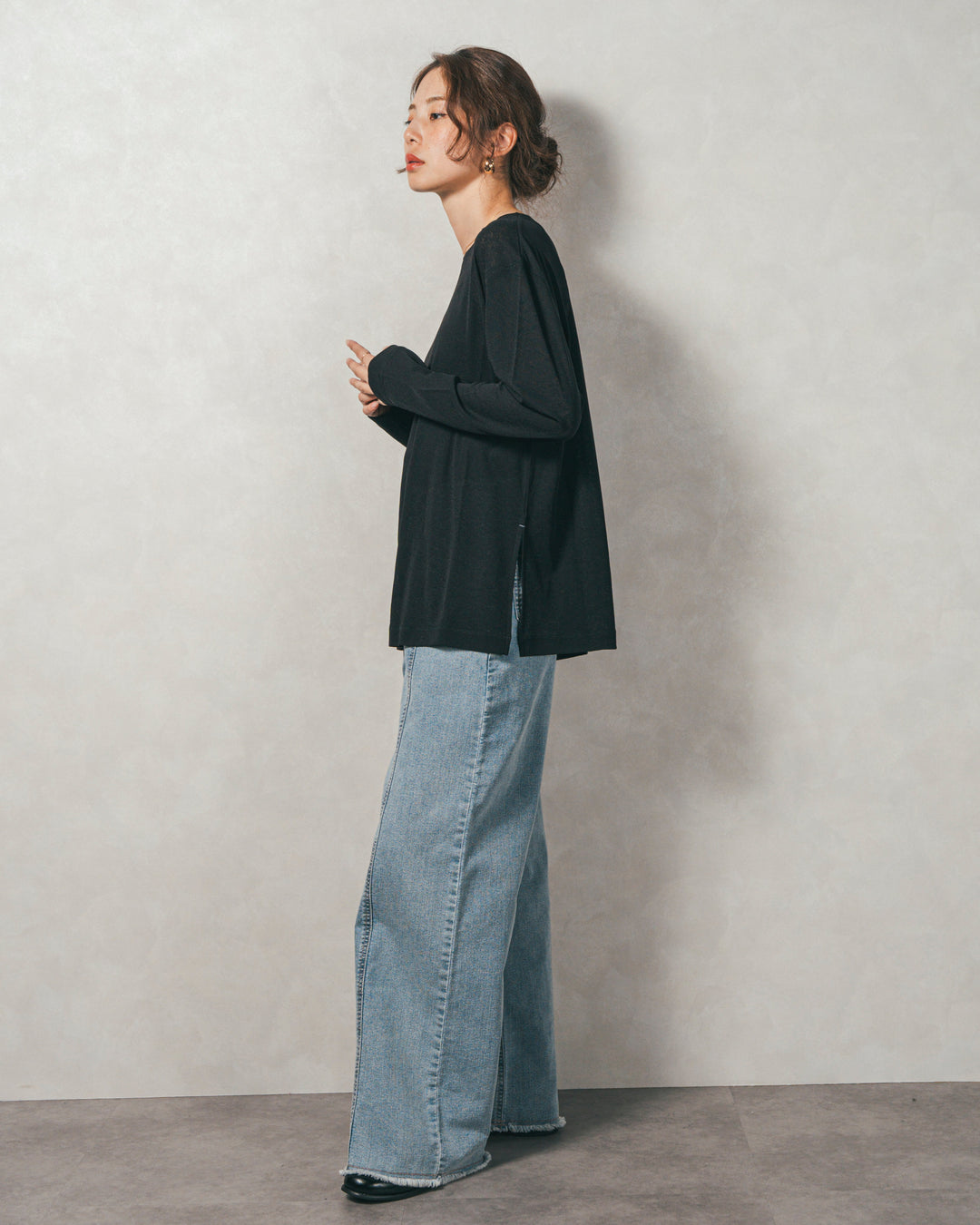 スラブシアークルーネックT (BLACK)