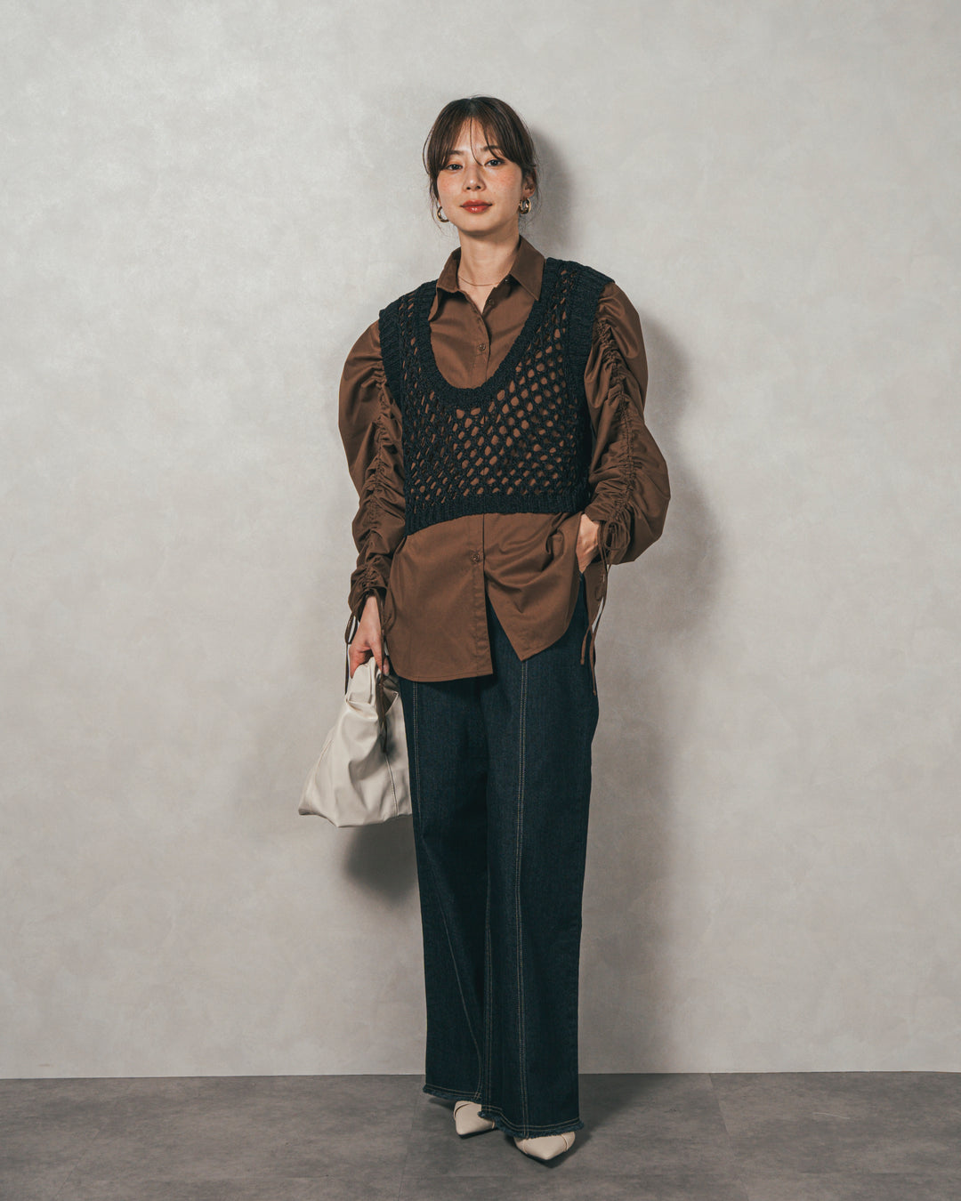 ［SET］ブロード袖ドロストデザインブラウス+2-Way Uネックメッシュニットベスト+センターシーム リラックスカラーデニム（3SET）