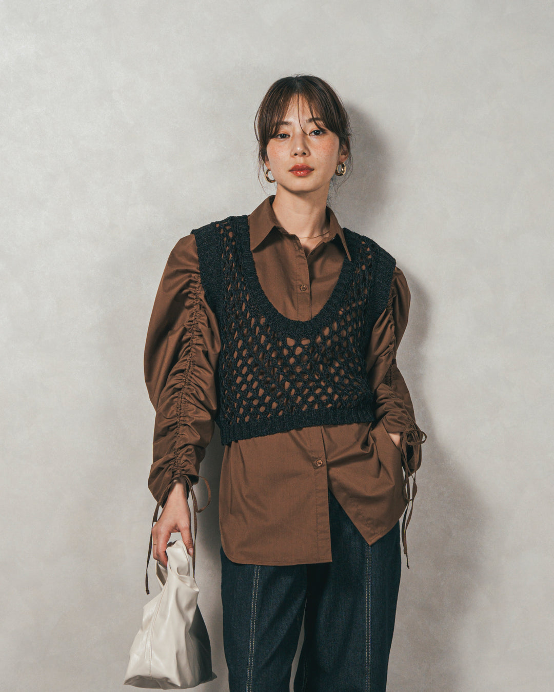 ［SET］ブロード袖ドロストデザインブラウス+2-Way Uネックメッシュニットベスト+センターシーム リラックスカラーデニム（3SET）