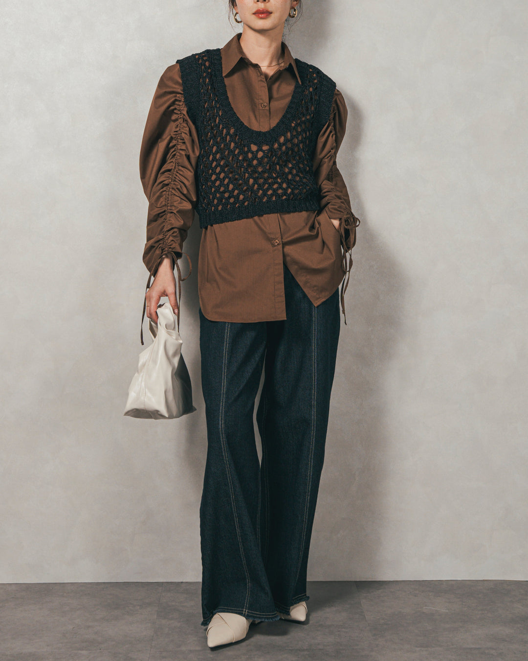 ［SET］ブロード袖ドロストデザインブラウス+2-Way Uネックメッシュニットベスト+センターシーム リラックスカラーデニム（3SET）