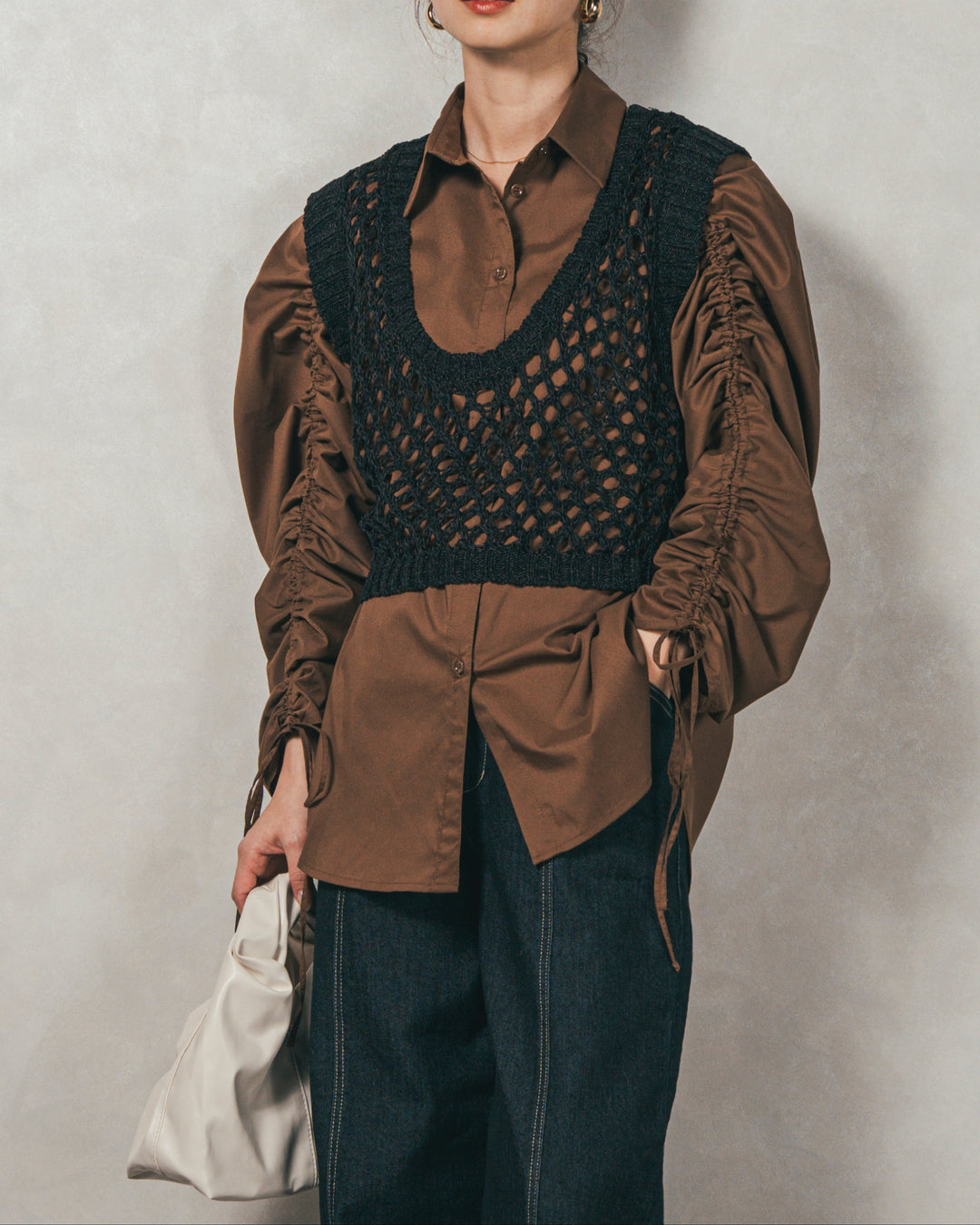 ［SET］ブロード袖ドロストデザインブラウス+2-Way Uネックメッシュニットベスト+センターシーム リラックスカラーデニム（3SET）