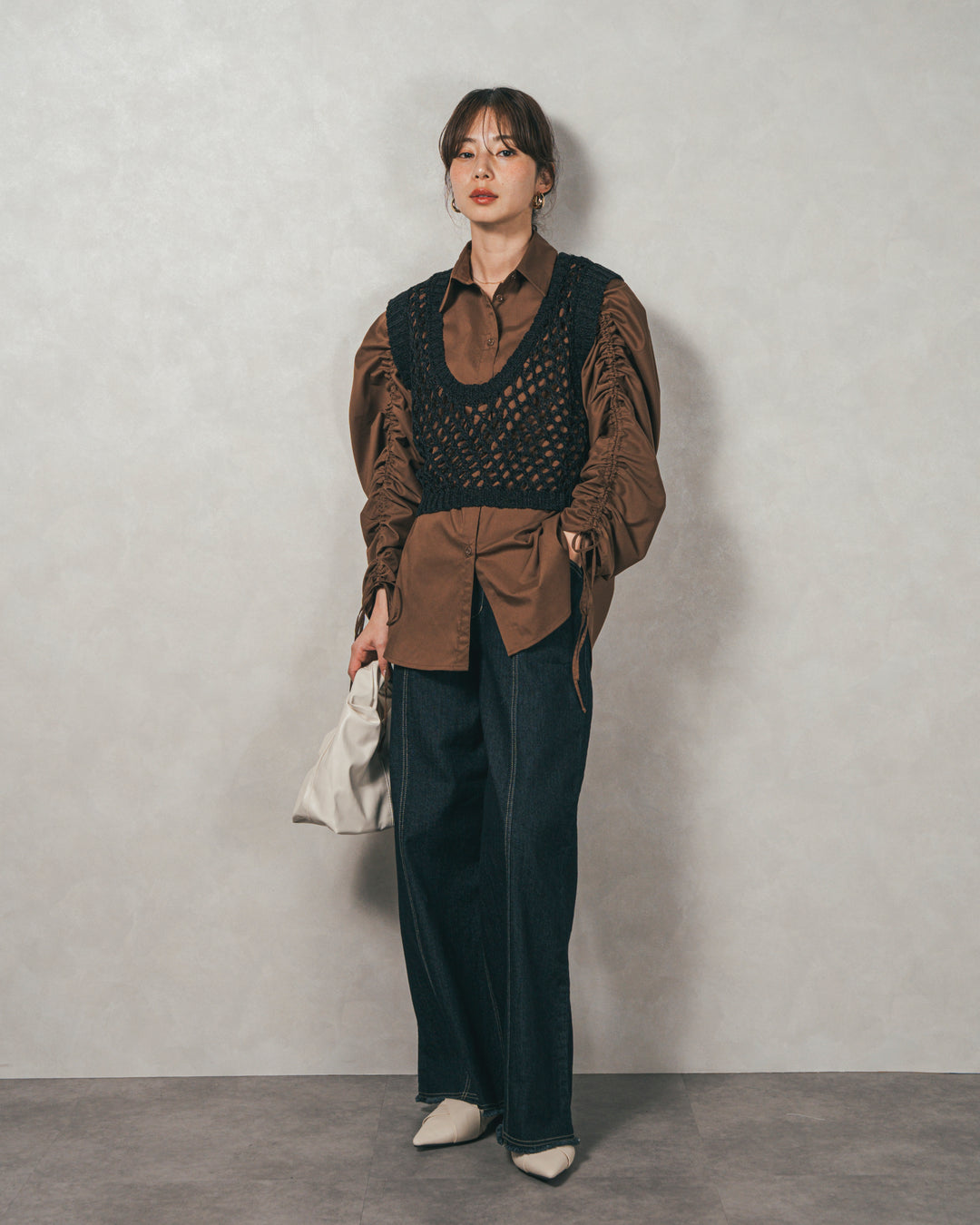 ［SET］ブロード袖ドロストデザインブラウス+2-Way Uネックメッシュニットベスト+センターシーム リラックスカラーデニム（3SET）