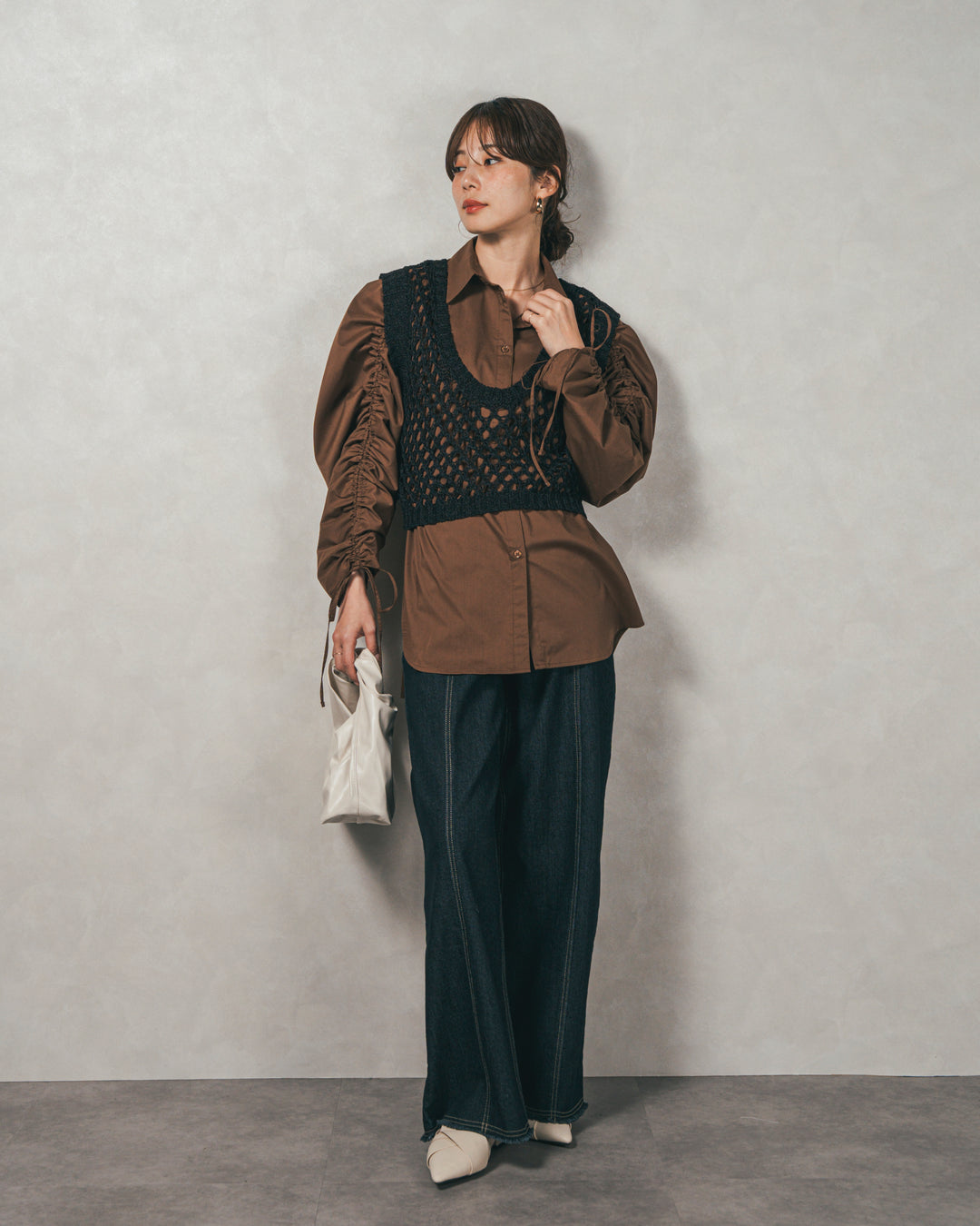 ［SET］ブロード袖ドロストデザインブラウス+2-Way Uネックメッシュニットベスト+センターシーム リラックスカラーデニム（3SET）