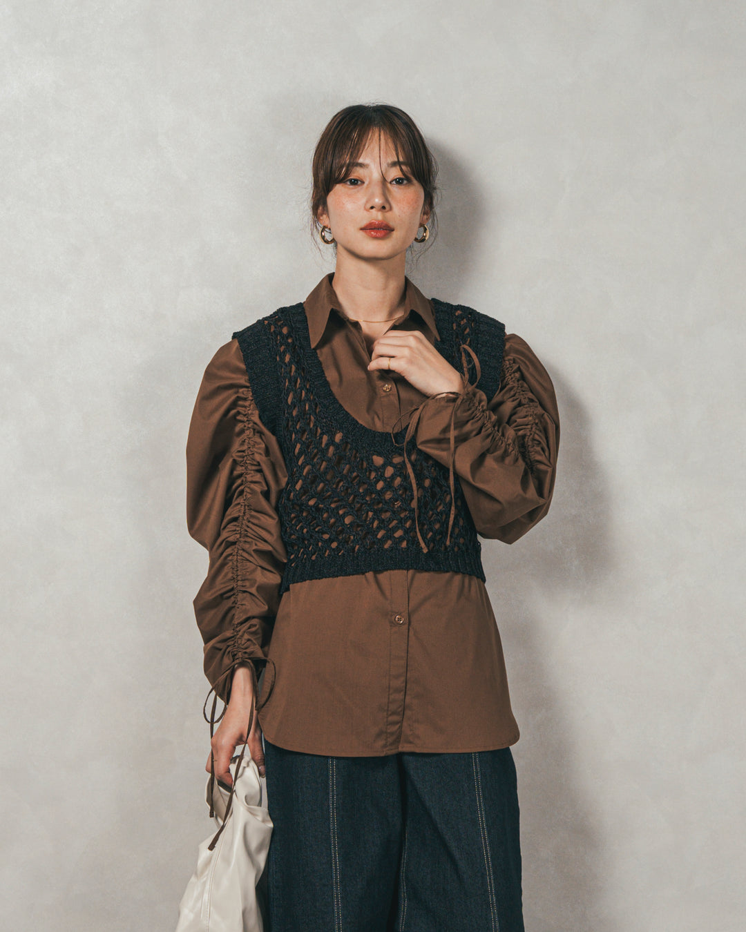 ［SET］ブロード袖ドロストデザインブラウス+2-Way Uネックメッシュニットベスト+センターシーム リラックスカラーデニム（3SET）