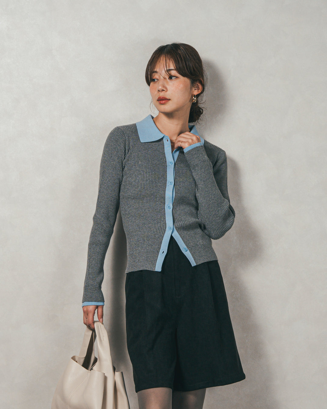 ［SET］バイカラー襟付きニットトップス+スウェードライクハーフパンツ（2SET）