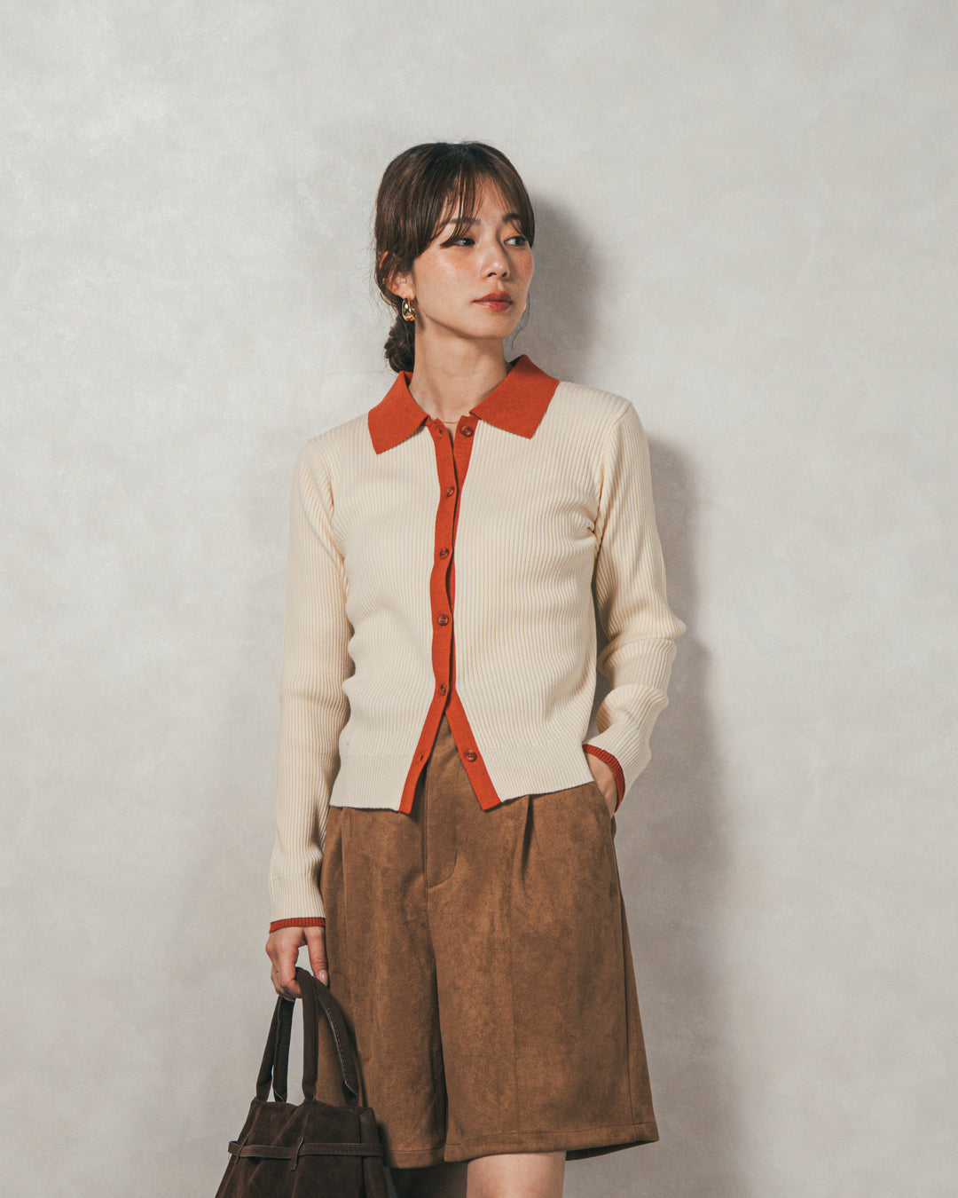 ［SET］バイカラー襟付きニットトップス+スウェードライクハーフパンツ（2SET）