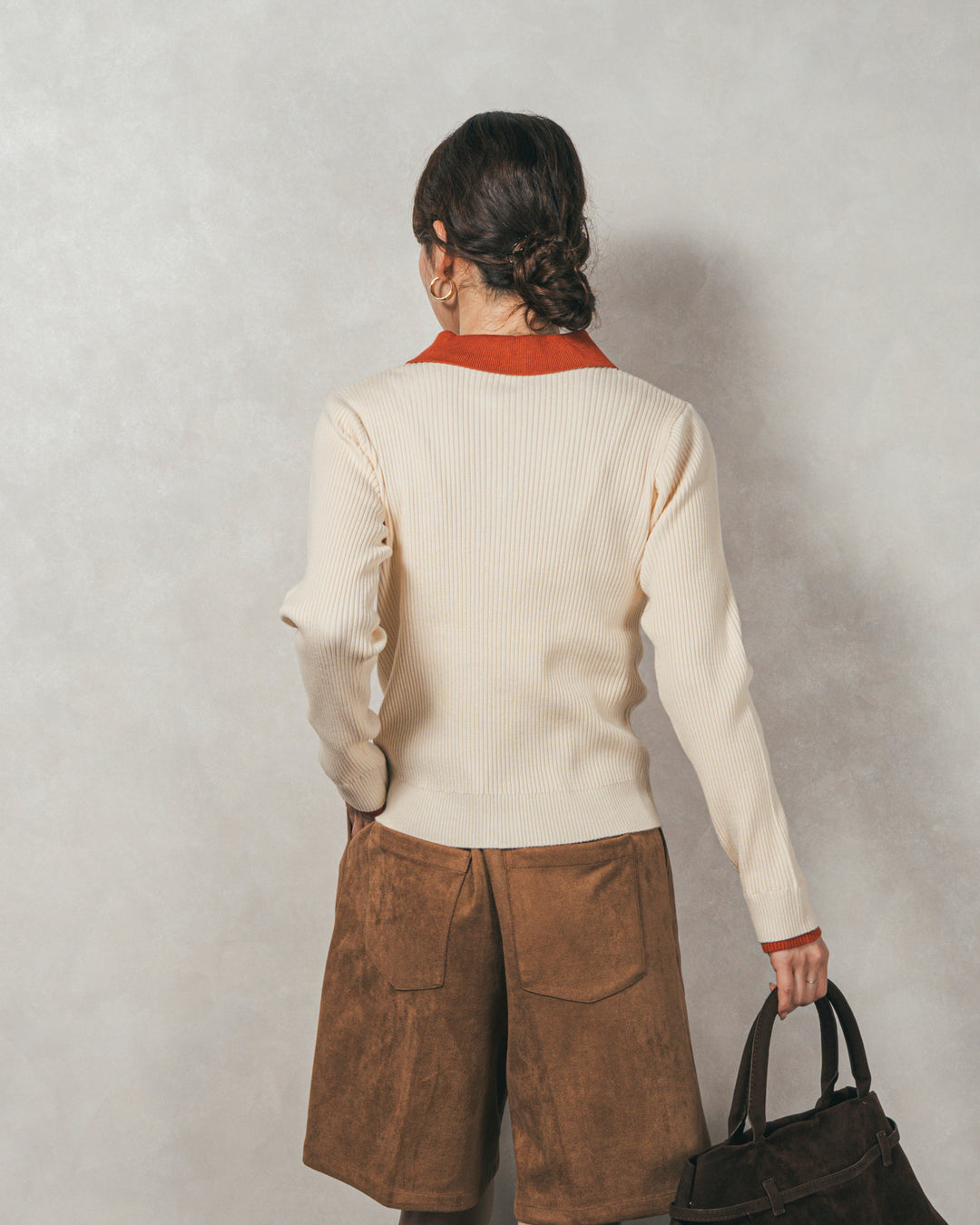 ［SET］バイカラー襟付きニットトップス+スウェードライクハーフパンツ（2SET）