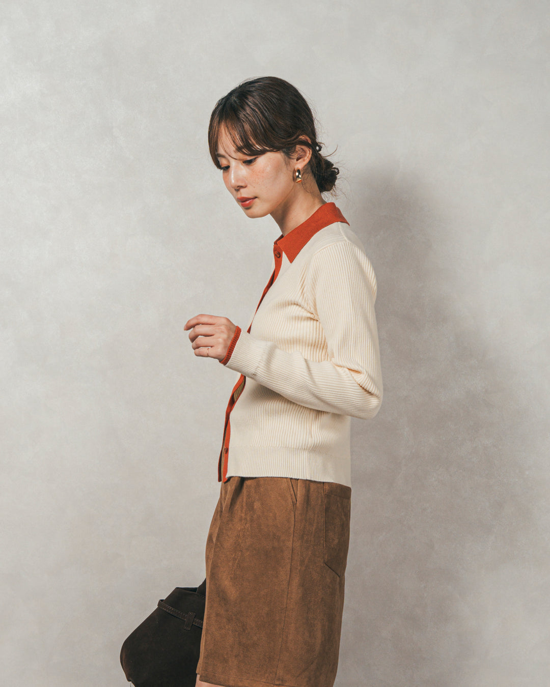 ［SET］バイカラー襟付きニットトップス+スウェードライクハーフパンツ（2SET）