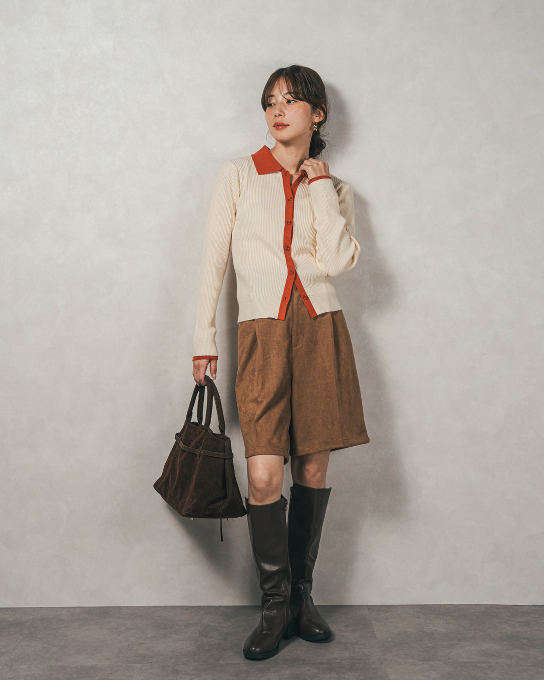 ［SET］バイカラー襟付きニットトップス+スウェードライクハーフパンツ（2SET）