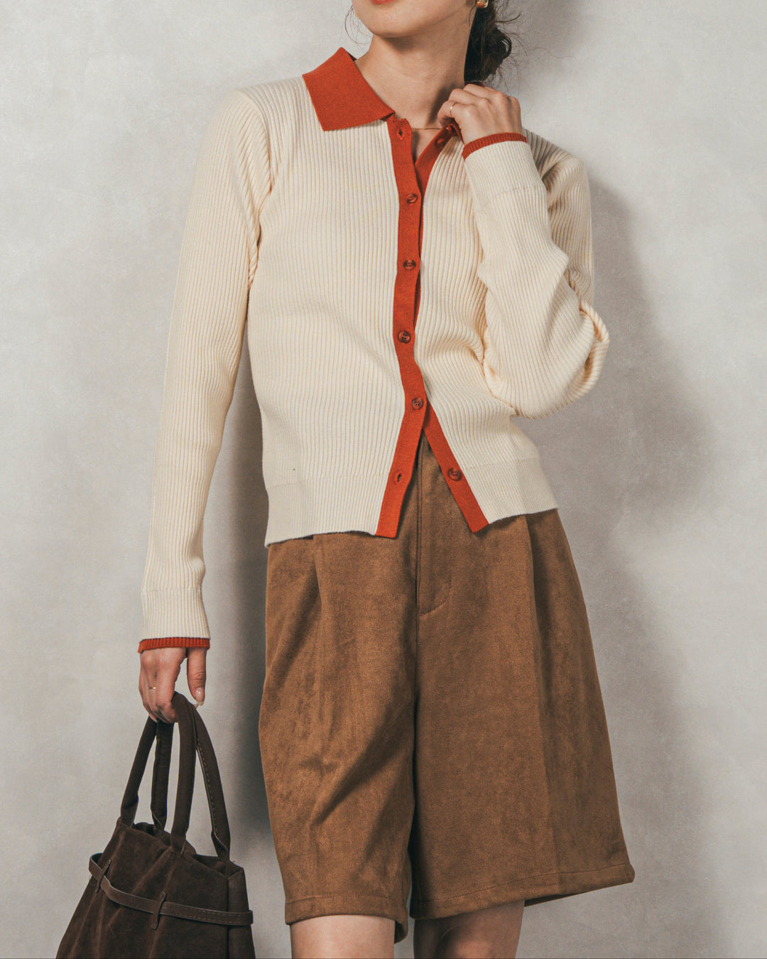 ［SET］バイカラー襟付きニットトップス+スウェードライクハーフパンツ（2SET）