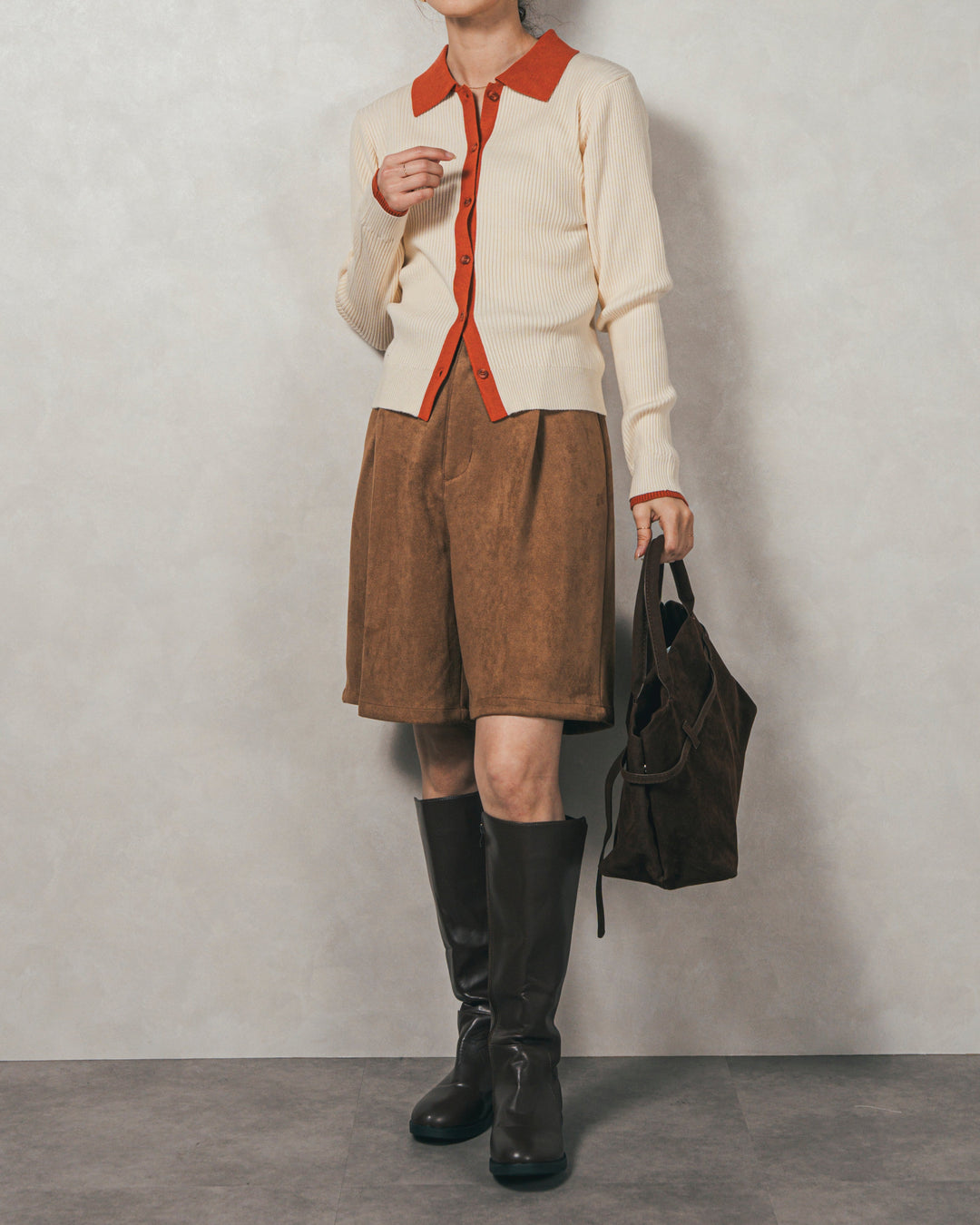 ［SET］バイカラー襟付きニットトップス+スウェードライクハーフパンツ（2SET）