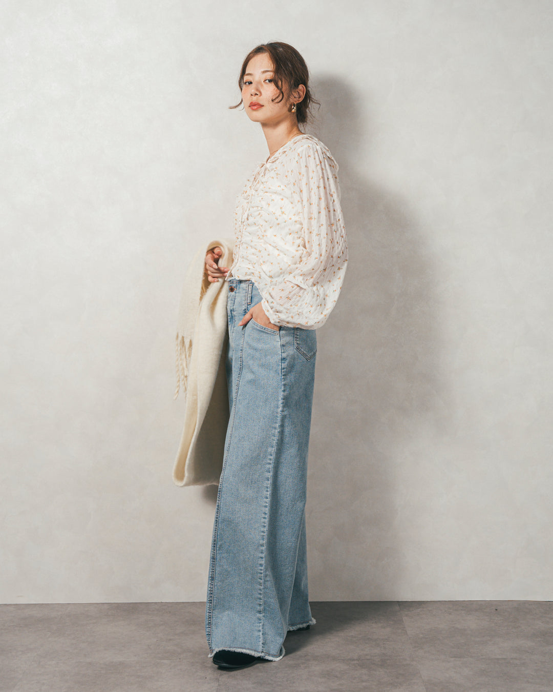 ［SET］Flowerプリントフリルブラウス+センターシーム リラックスカラーデニム（2SET）