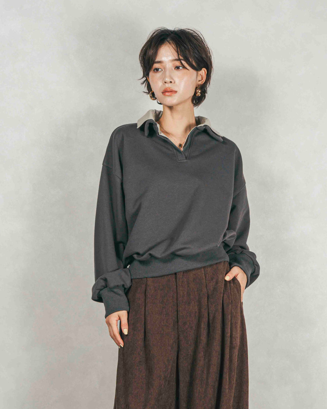 シャツ Layered クロップドスウェット (CHARCOAL × GREIGE）