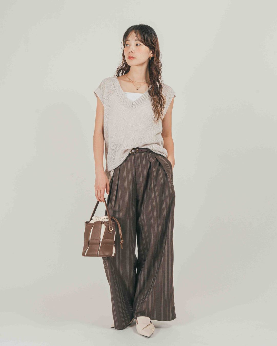 ［SET］ドライタッチ Vネックサマーニットベスト + リネンストライプ Relaxタックパンツ（2SET）