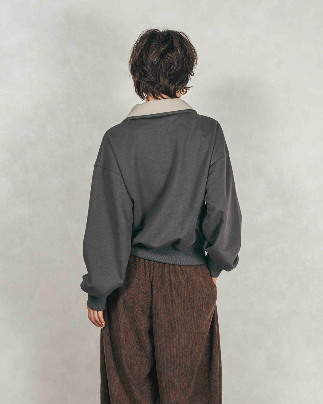 ［SET］シャツ Layered クロップドスウェット+サイドタックコクーンコーデュロイパンツ（2SET）