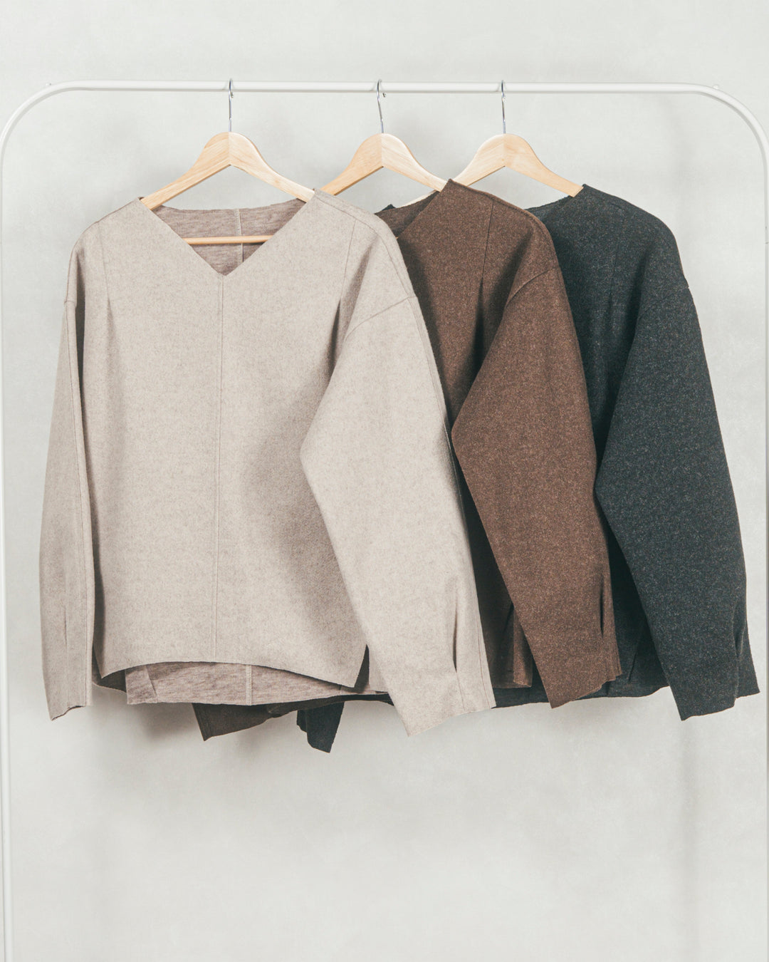 ［SET］Smoothニットソー Vネックプルオーバー+プリーツティアードLongスカート