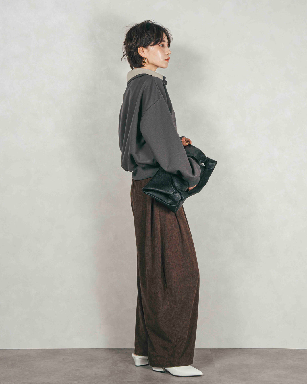 シャツ Layered クロップドスウェット (CHARCOAL × GREIGE）