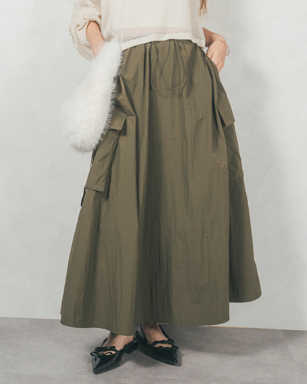 ［SET］メランジVネックニットレイヤードセット+ドローストリングナイロンカーゴスカート（2SET）