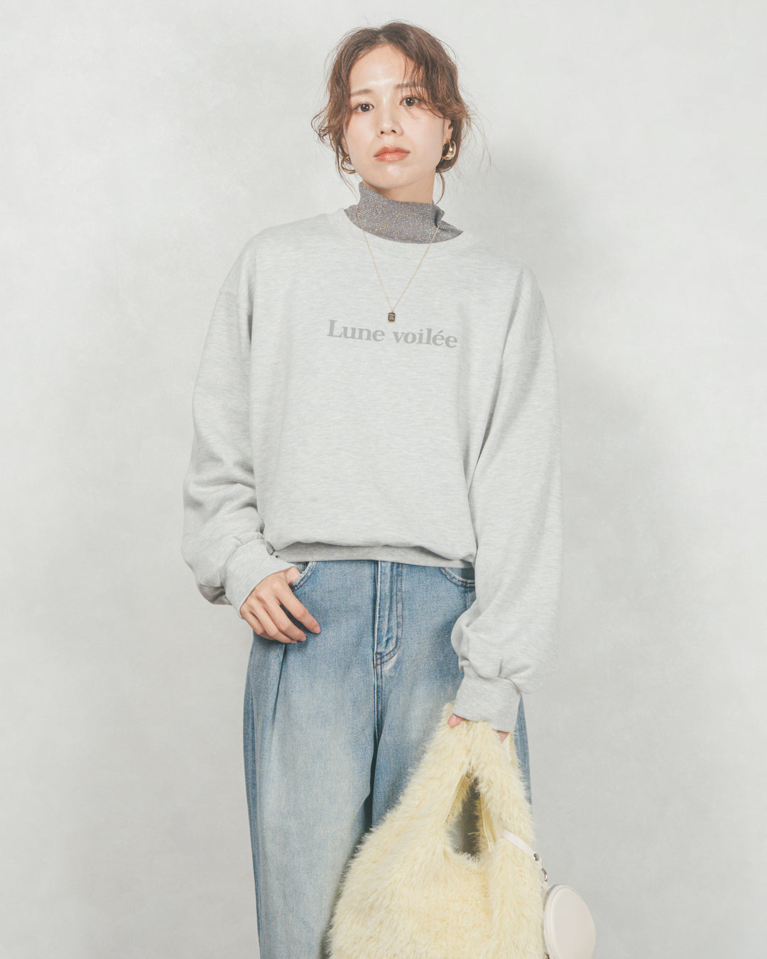 ［SET］フロントシリコンLogoスウェット+ラメSheerハイネックトップス+ワイドTuckイージーデニム