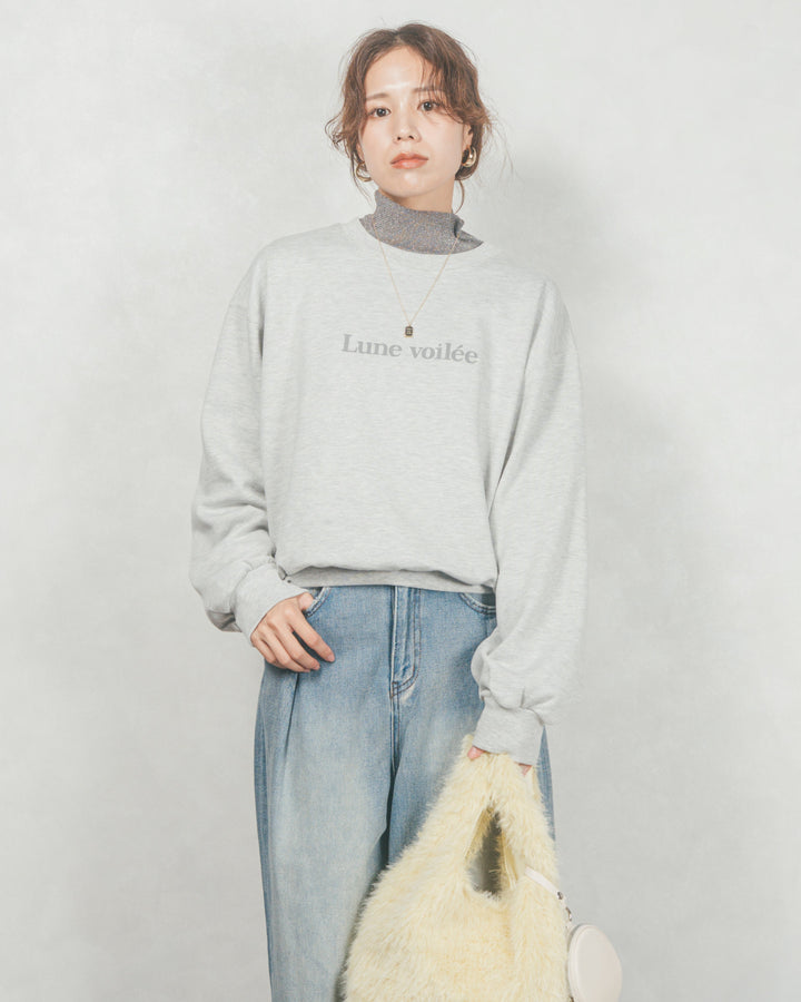 ［SET］フロントシリコンLogoスウェット+ラメSheerハイネックトップス+ワイドTuckイージーデニム