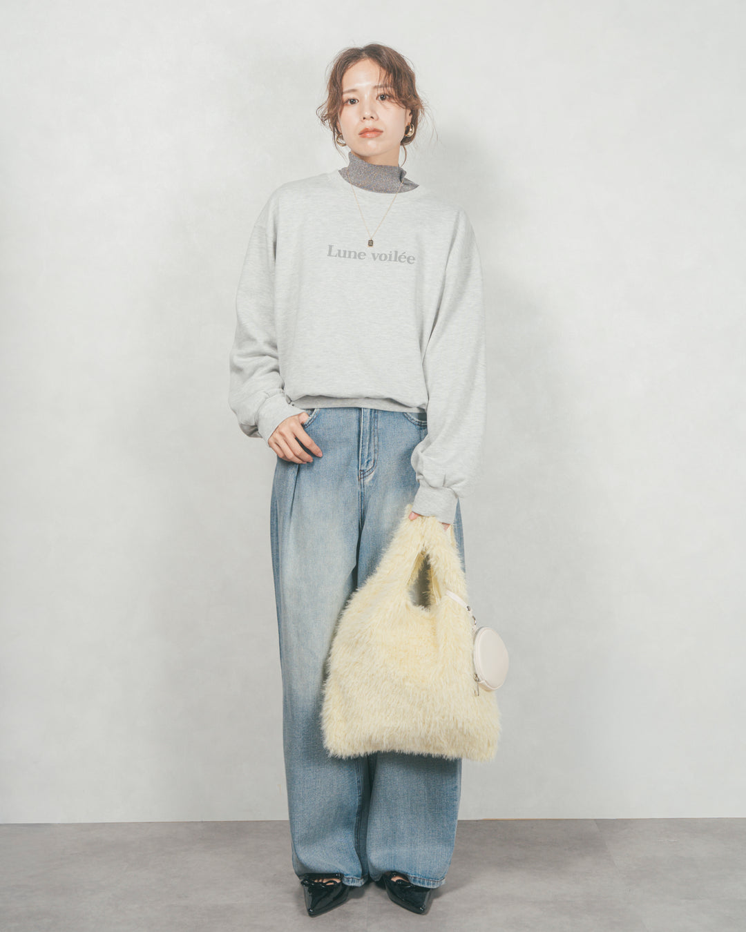 ［SET］フロントシリコンLogoスウェット+ラメSheerハイネックトップス+ワイドTuckイージーデニム