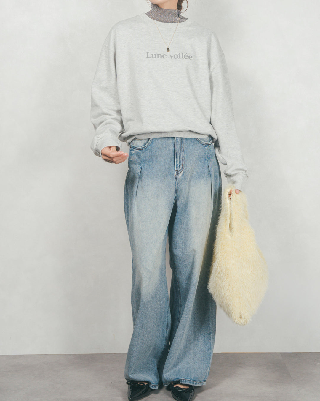 ［SET］フロントシリコンLogoスウェット+ラメSheerハイネックトップス+ワイドTuckイージーデニム