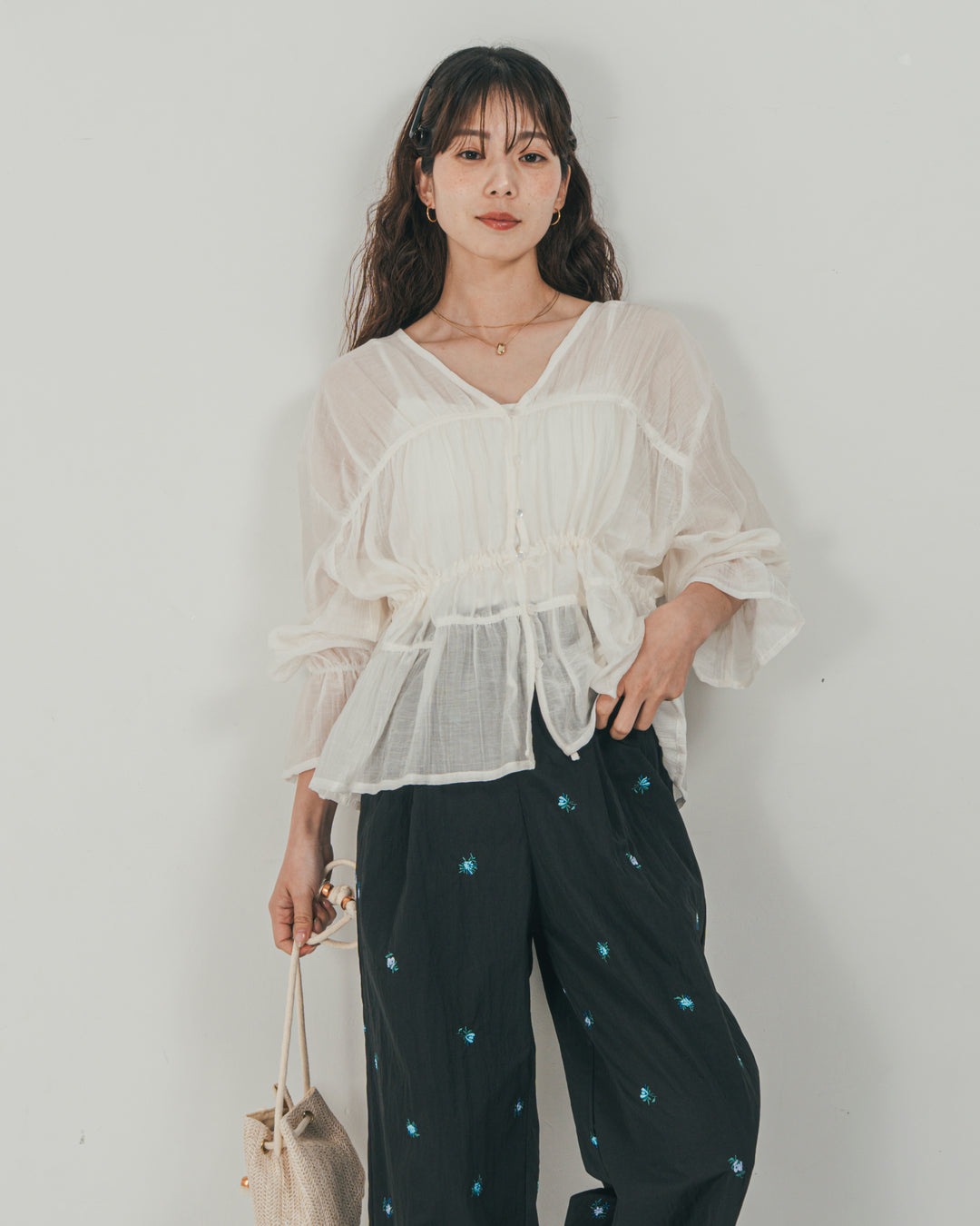 ［SET］Soft シャーリングブラウス + Flower刺繍　タックパンツ（2SET）
