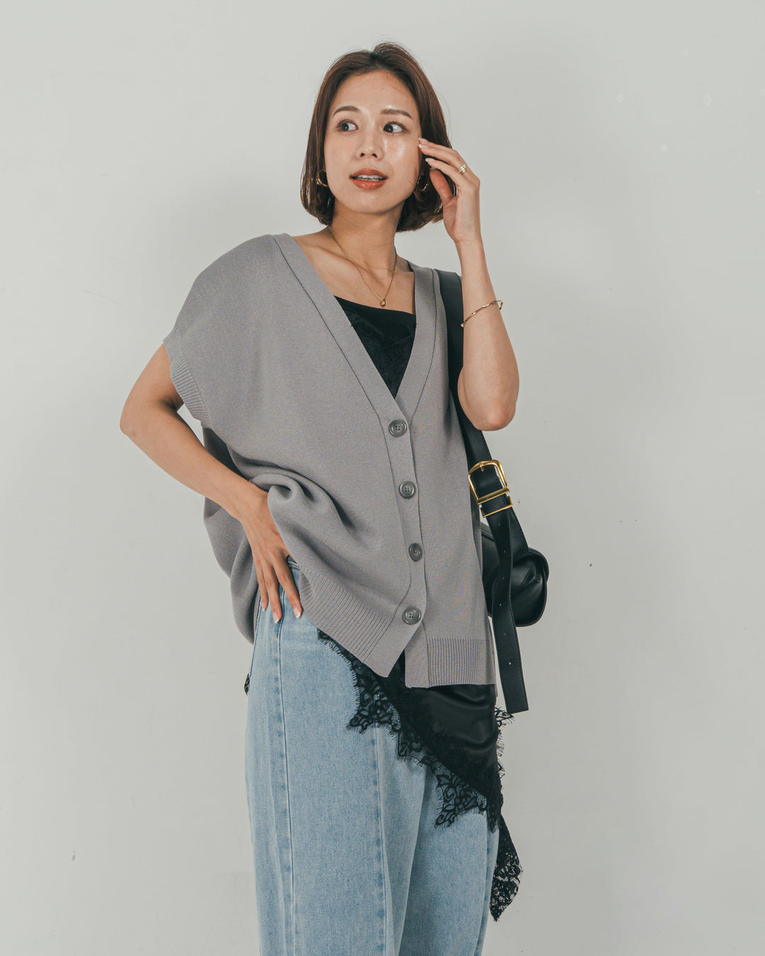 ［SET］VネックRelaxニットベスト + サテンアシメ レースキャミ + 10oz ニュアンスバイカラー リラックスワイドデニム（3SET）