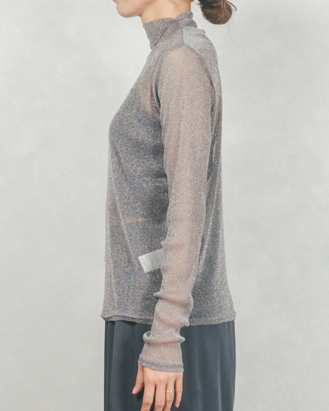 ［SET］フロントシリコンLogoスウェット+ラメSheerハイネックトップス+ワイドTuckイージーデニム