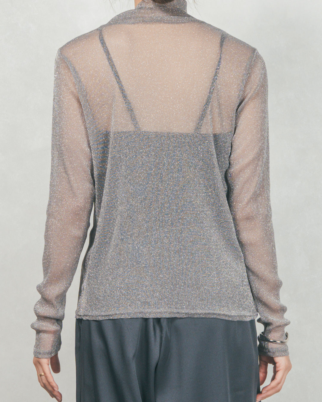 ［SET］フロントシリコンLogoスウェット+ラメSheerハイネックトップス+ワイドTuckイージーデニム