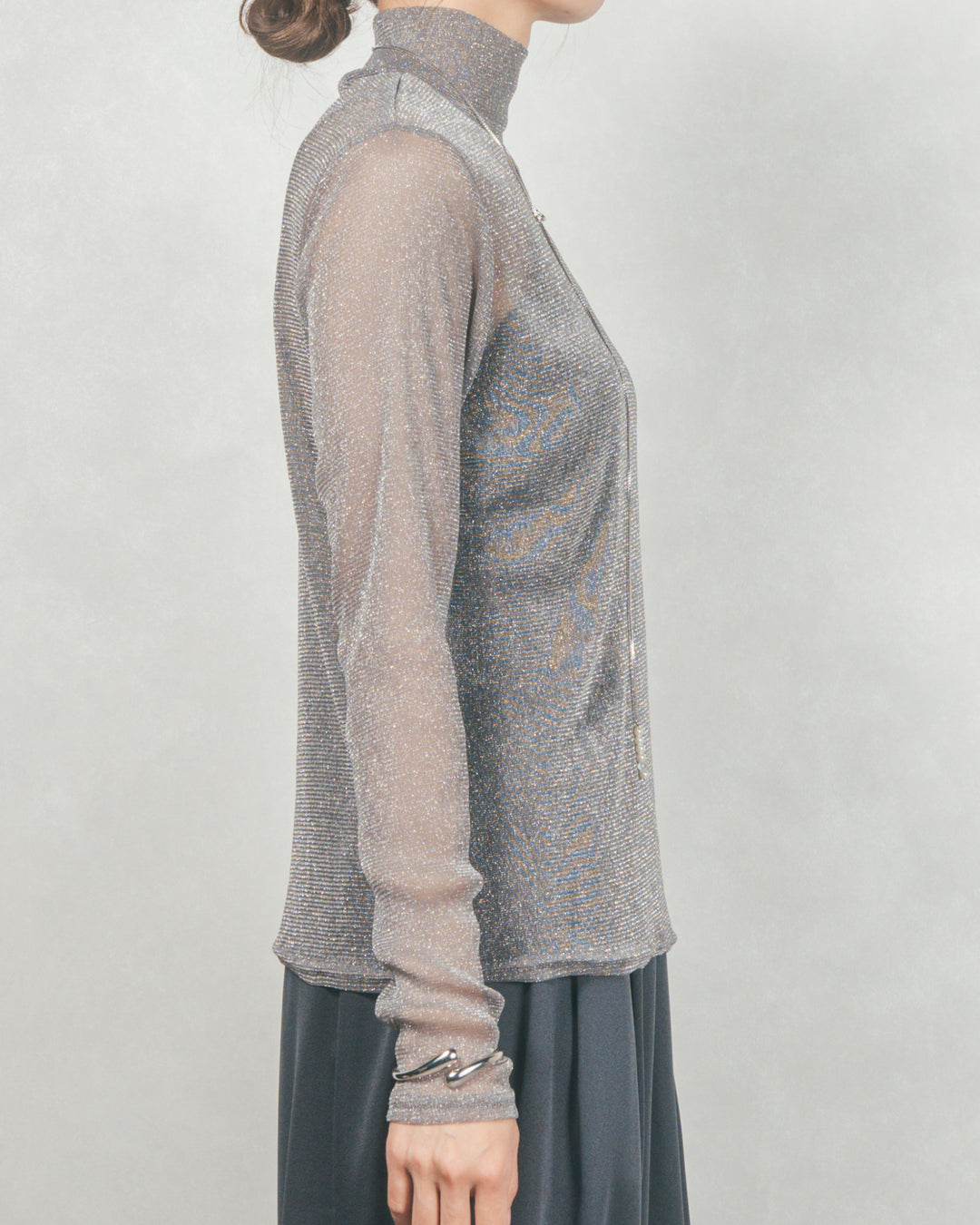 ［SET］フロントシリコンLogoスウェット+ラメSheerハイネックトップス+ワイドTuckイージーデニム