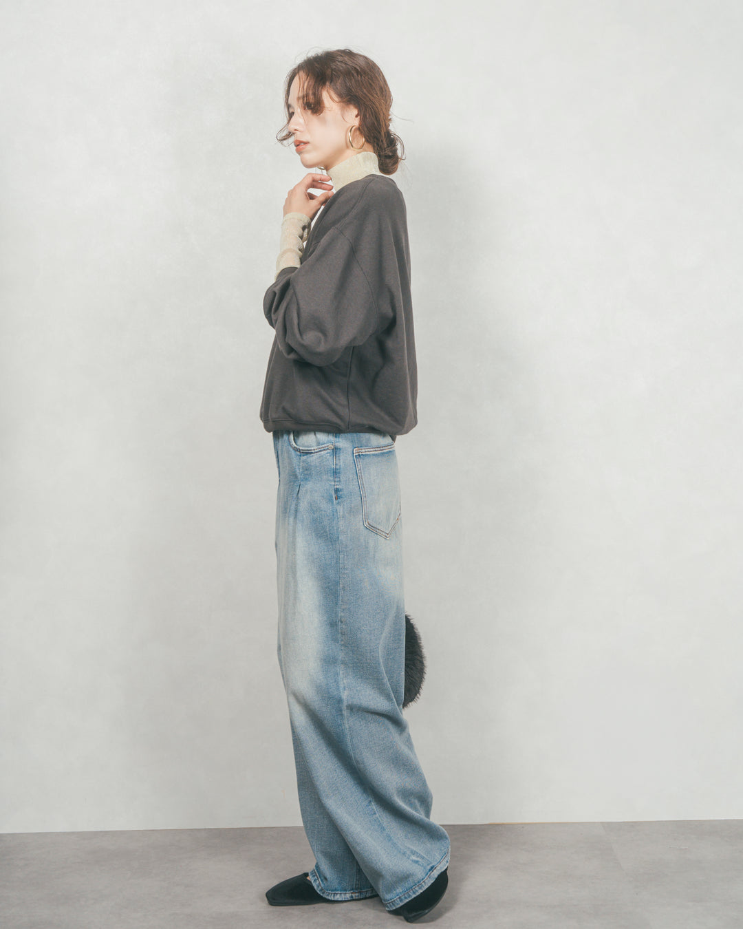 ［SET］フロントシリコンLogoスウェット+ラメSheerハイネックトップス+ワイドTuckイージーデニム