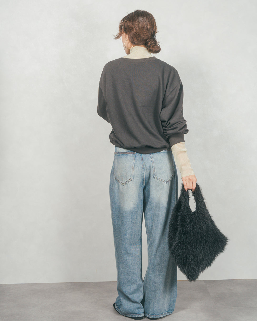 ［SET］フロントシリコンLogoスウェット+ラメSheerハイネックトップス+ワイドTuckイージーデニム