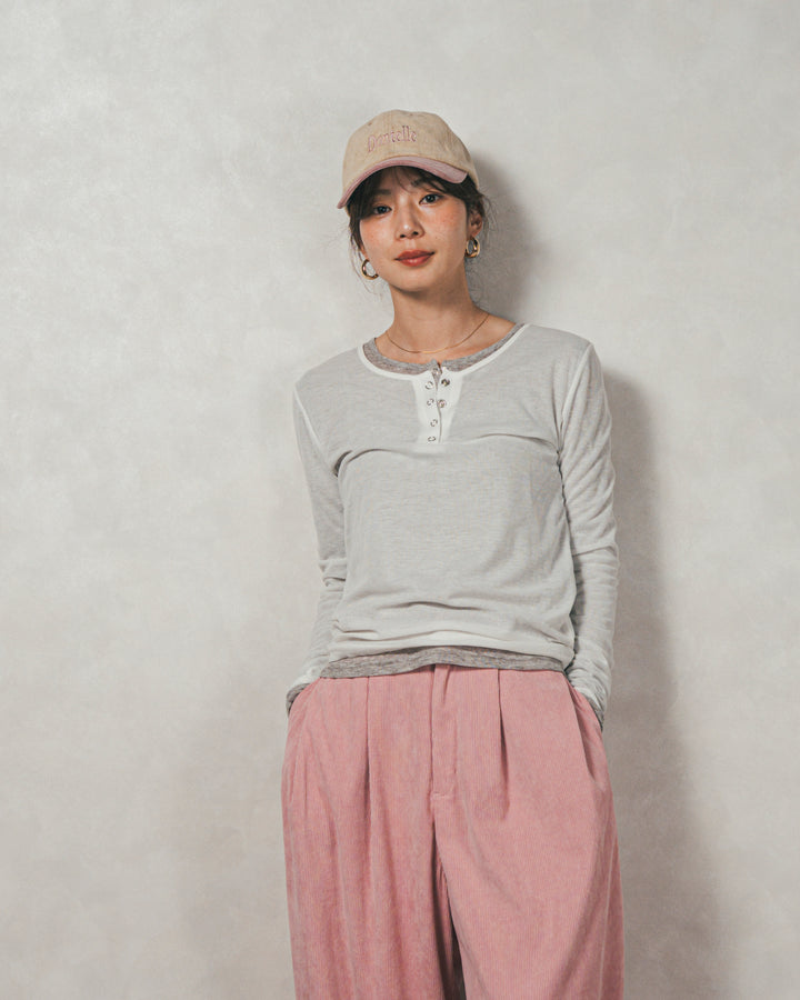 スウェードロゴ刺繍キャップ（IVORY × PINK）