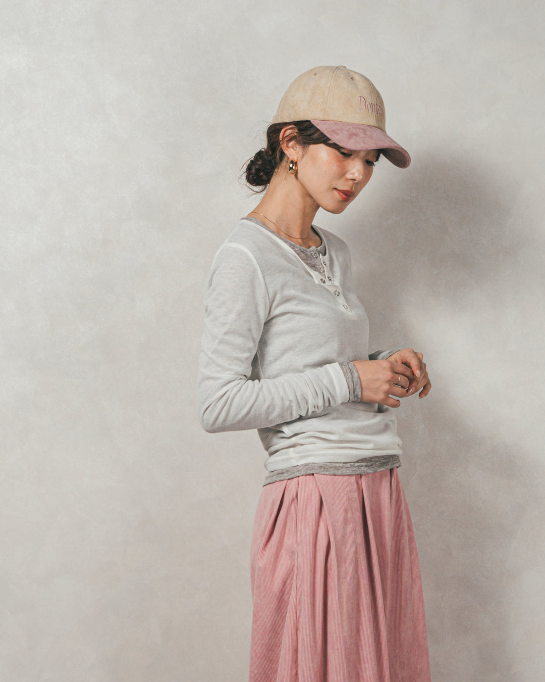 スウェードロゴ刺繍キャップ（IVORY × PINK）