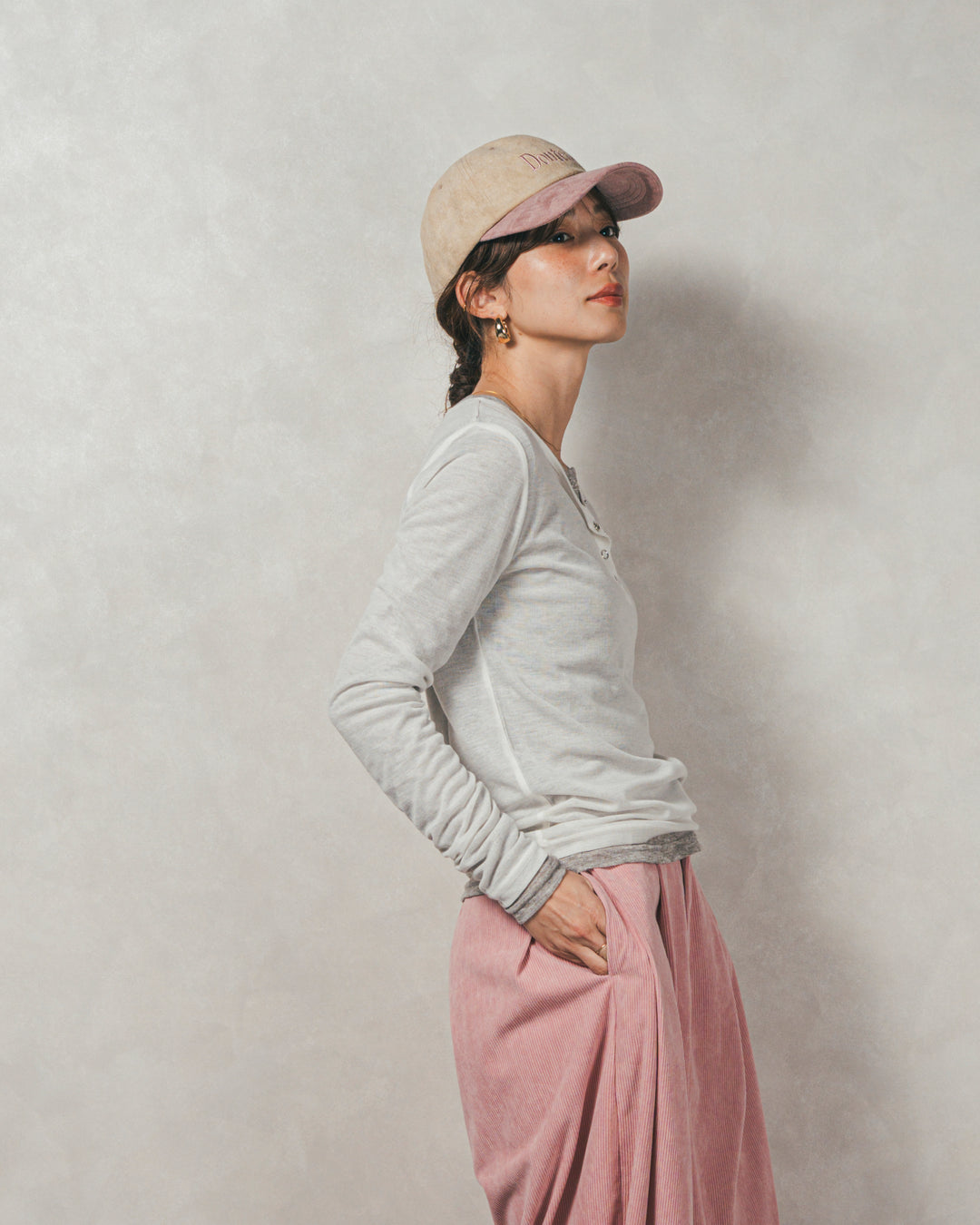 スウェードロゴ刺繍キャップ（IVORY × PINK）