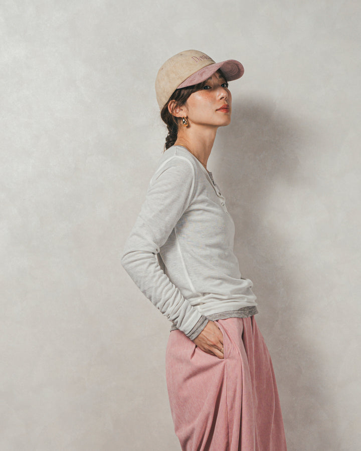 スウェードロゴ刺繍キャップ（IVORY × PINK）