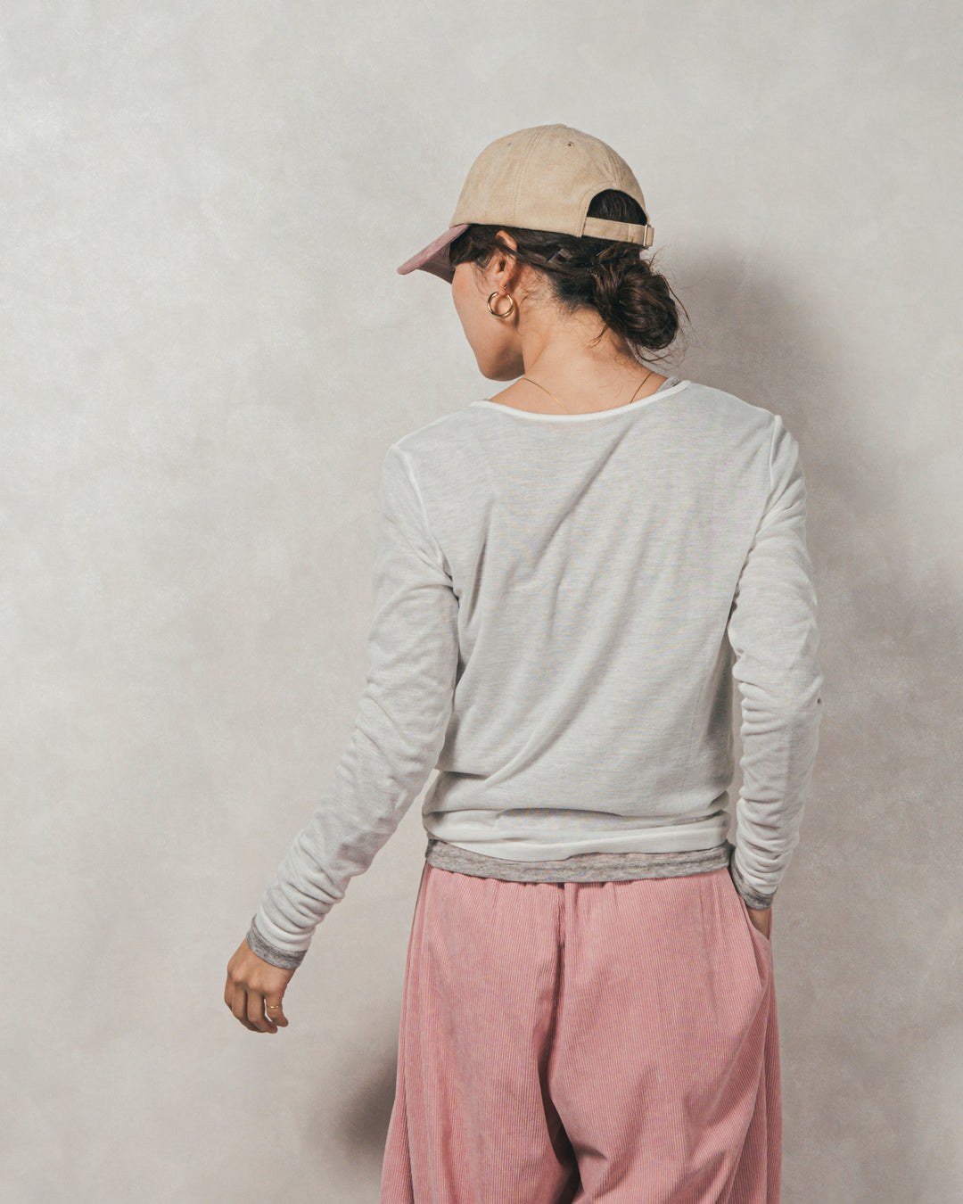 スウェードロゴ刺繍キャップ（IVORY × PINK）