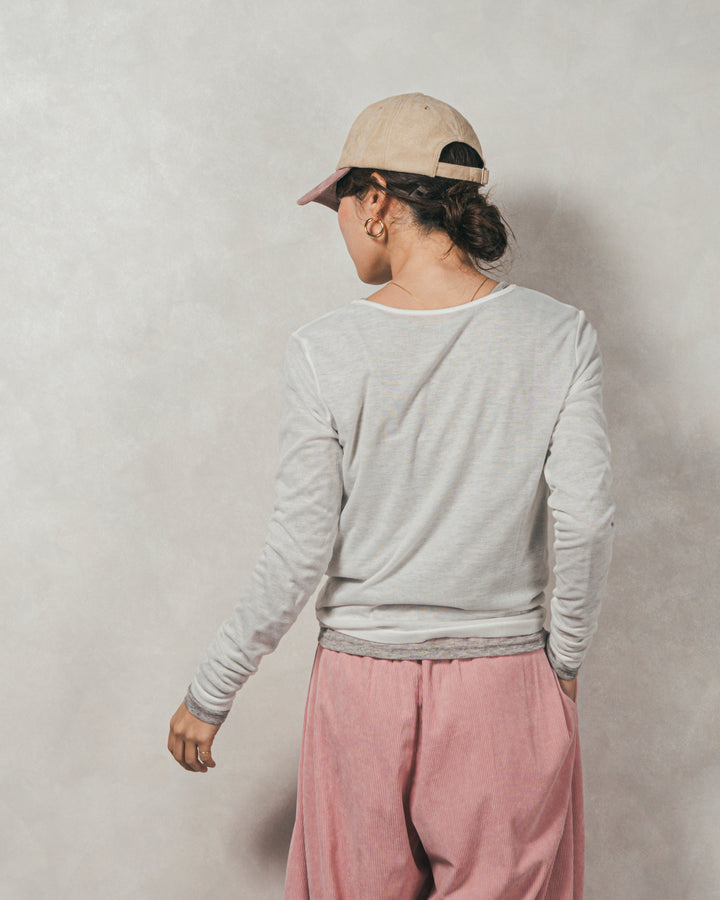 スウェードロゴ刺繍キャップ（IVORY × PINK）