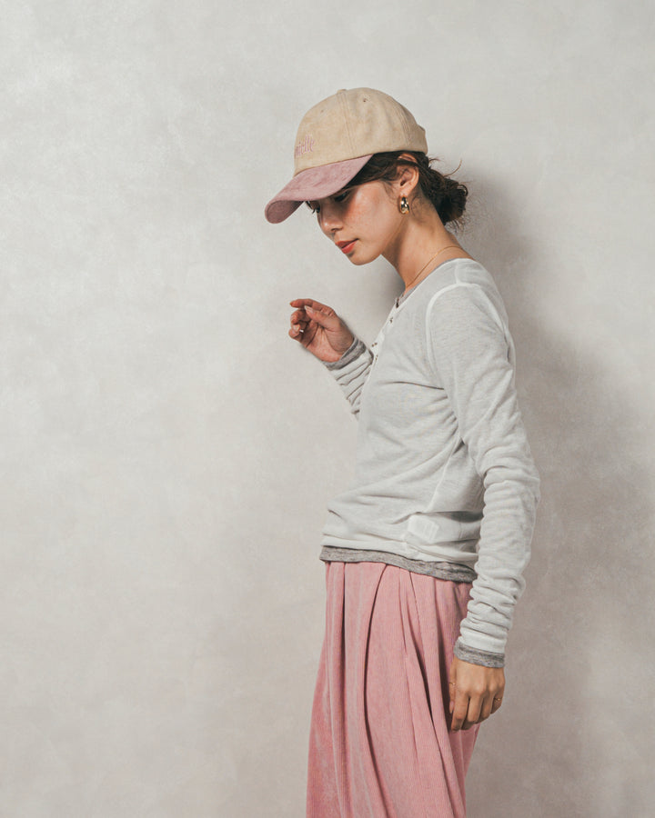 スウェードロゴ刺繍キャップ（IVORY × PINK）