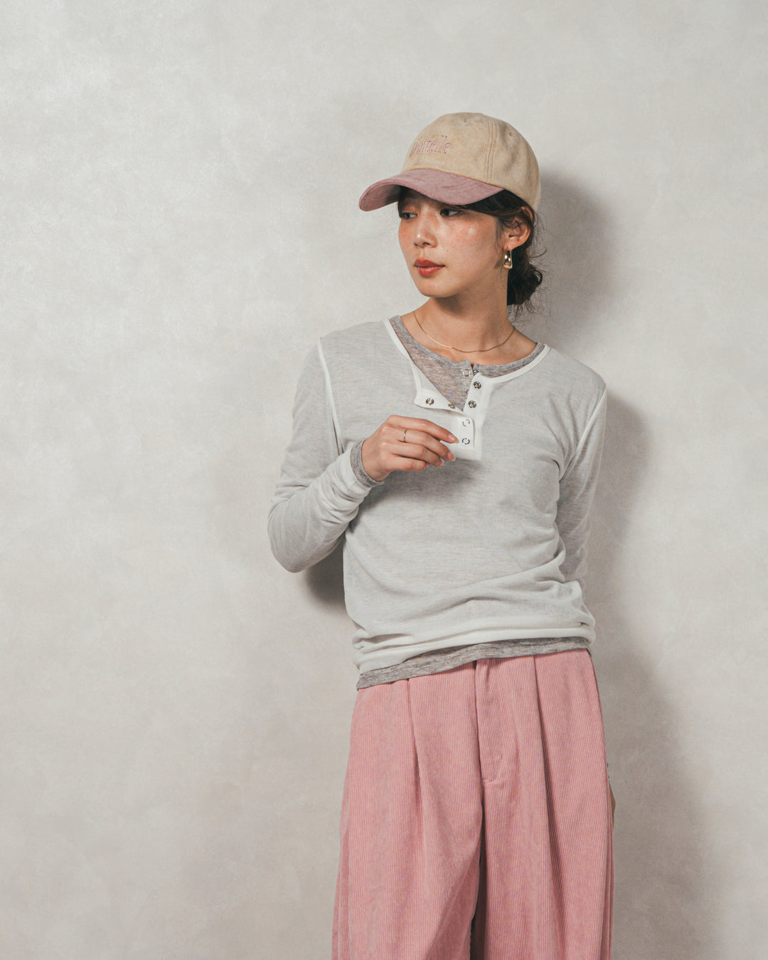 スウェードロゴ刺繍キャップ（IVORY × PINK）