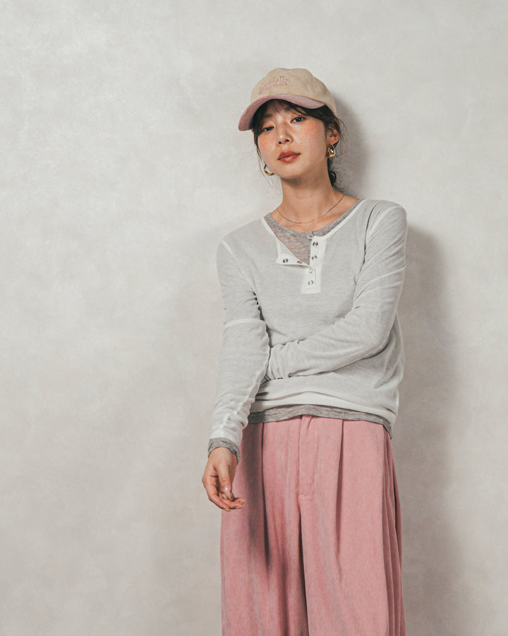 スウェードロゴ刺繍キャップ（IVORY × PINK）