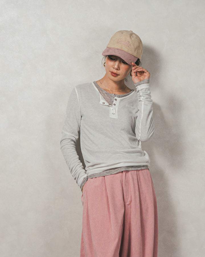 スウェードロゴ刺繍キャップ（IVORY × PINK）