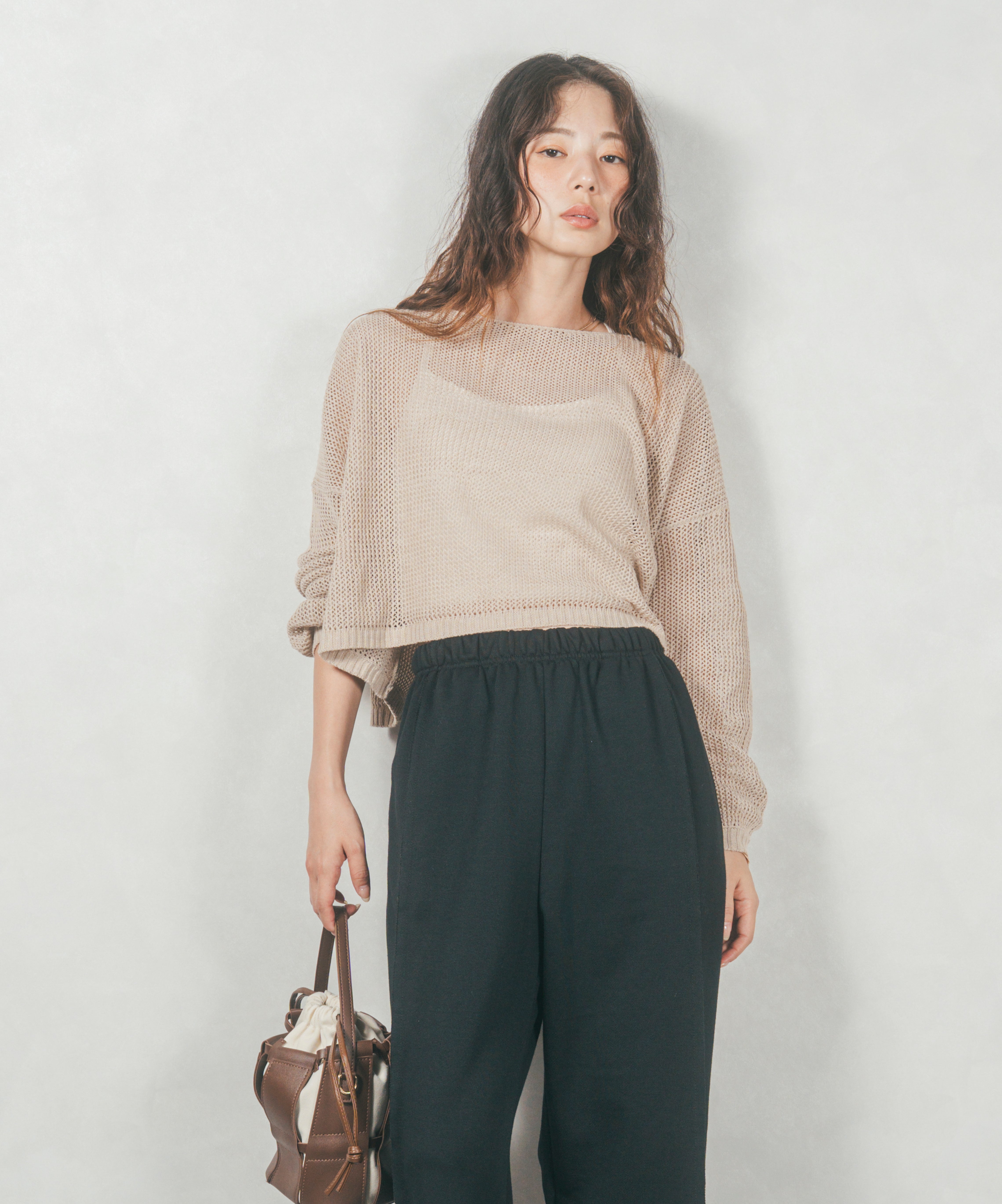 CLOVE ベージュ 前後異素材ニット＋ブラックストレートパンツ　2点 CLOVE ベージュ 前後異素材ニット＋ブラックストレートパンツ 2点