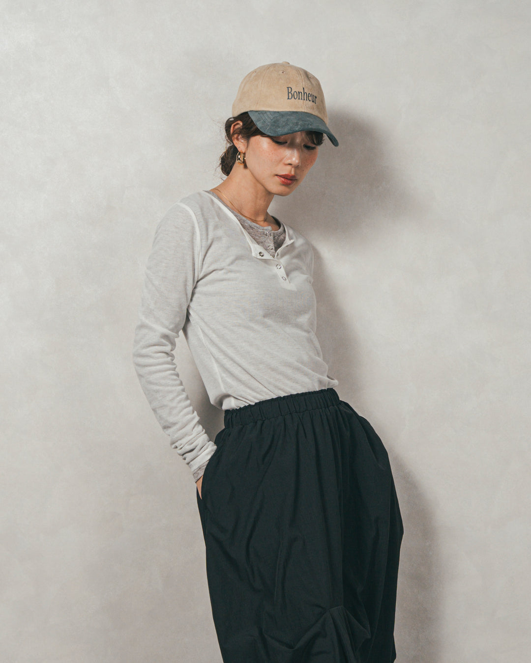 スウェードロゴ刺繍キャップ（IVORY × BLUEGRAY）