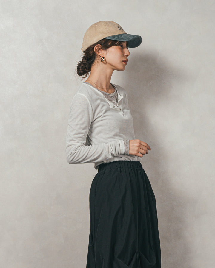 スウェードロゴ刺繍キャップ（IVORY × BLUEGRAY）